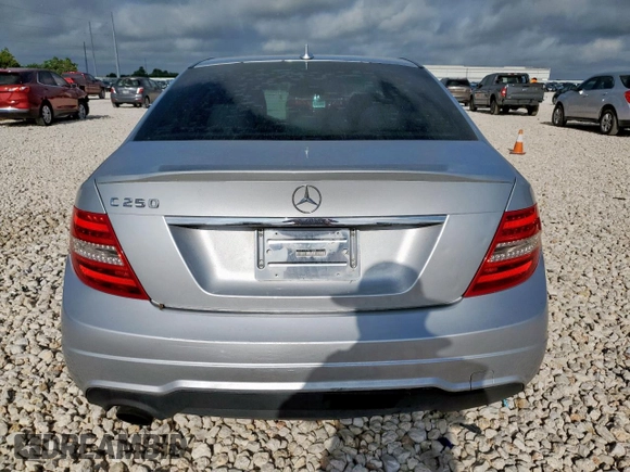 2012 Mercedes-Benz C 250 Sport z VIN WDDGF4HB5CR235008, wystawiony jako Copart lot #62409135 z przebiegiem 146 642 mil mil oraz Czysty tytuł • Clean title. Historia ofert i sprzedaży dostępna na DreamBid. Obrazek 6.