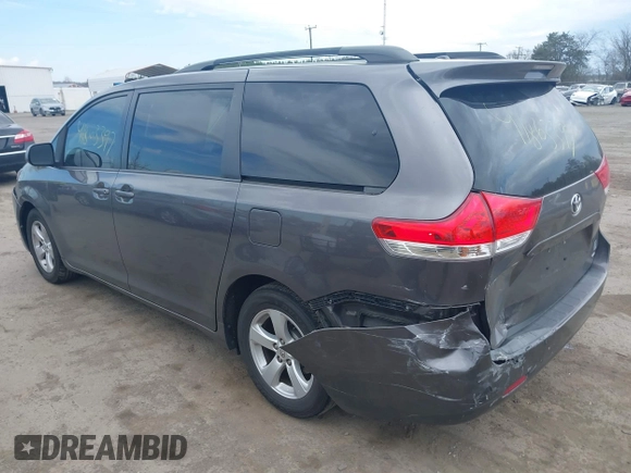 2014 Toyota Sienna LE AAS z VIN 5TDKK3DC2ES519967, wystawiony jako IAAI lot #41863397 z przebiegiem 124 130 mil mil oraz . Historia ofert i sprzedaży dostępna na DreamBid. Obrazek 3.