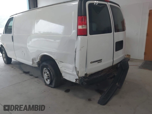 2013 Chevrolet Express Cargo z VIN 1GCWGFBA8D1101785, wystawiony jako IAAI lot #42617920 z przebiegiem 164 366 mil mil oraz . Historia ofert i sprzedaży dostępna na DreamBid. Obrazek 6.