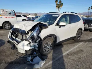2024 Subaru Forester Premium with VIN JF2SKADC8RH461878, listed as a Copart auction lot 42011025 with 5,855 mi miles and Salvage Title. Bid and sale history available at carsss.com. Image 1.