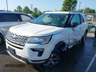 2018 Ford Explorer Platinum z VIN 1FM5K8HT8JGA01933, wystawiony jako IAAI lot #42472016 z przebiegiem 57 607 mil mil oraz . Historia ofert i sprzedaży dostępna na DreamBid. Obrazek 2.