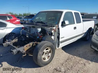 2000 Chevrolet Silverado 1500 LS with VIN 1GCEC19T8YZ221434, listed as a IAAI auction lot 41681257 with 1 mi miles. Bid and sale history available at carsss.com. Image 2.