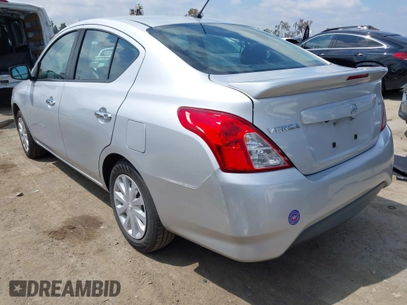2019 Nissan Versa SV z VIN 3N1CN7AP7KL804002, wystawiony jako IAAI lot #42134636 z przebiegiem 75 107 mil mil oraz . Historia ofert i sprzedaży dostępna na DreamBid. Obrazek 3.
