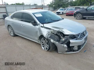 2018 Volkswagen Passat SE z VIN 1VWBA7A31JC000657, wystawiony jako IAAI lot #42085496 z przebiegiem 80 858 mil mil oraz . Historia ofert i sprzedaży dostępna na DreamBid. Obrazek 1.