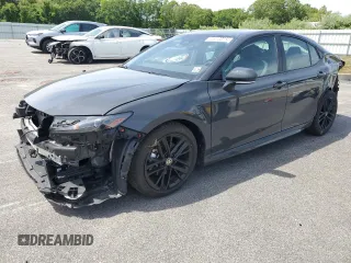 2025 Toyota Camry LE z VIN 4T1DAACK0SU090923, wystawiony jako Copart lot #58564465 z przebiegiem 6 810 mil mil oraz Szkoda całkowita • Salvage title. Historia ofert i sprzedaży dostępna na DreamBid. Obrazek 1.