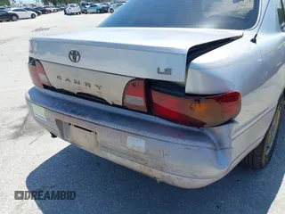 1995 Toyota Camry LE z VIN 4T1SK12E8SU872841, wystawiony jako IAAI lot #42025861 z przebiegiem 228 747 mil mil oraz . Historia ofert i sprzedaży dostępna na DreamBid. Obrazek 13.