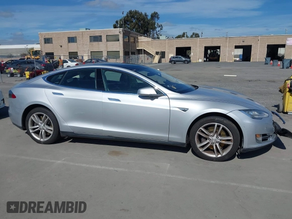 2014 Tesla Model S 60 z VIN 5YJSA1H17EFP43546, wystawiony jako IAAI lot #41896443 z przebiegiem Nie podano mil oraz . Historia ofert i sprzedaży dostępna na DreamBid. Obrazek 14.
