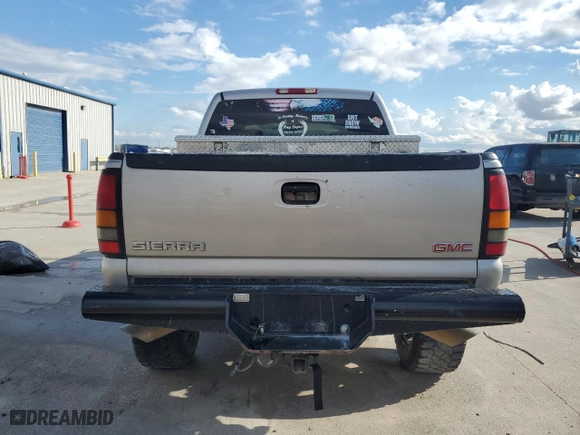 2004 GMC Sierra 1500 Crew Cab SLE with VIN 2GTEK13T941404906, listed as a Copart auction lot 71011494 with 271,852 mi miles and Clean Title. Bid and sale history available at carsss.com. Image 6.