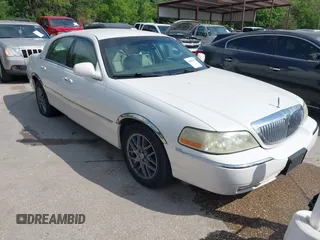 2003 Lincoln Town Car Cartier z VIN 1LNHM83WX3Y635492, wystawiony jako IAAI lot #42043813 z przebiegiem 98 120 mil mil oraz . Historia ofert i sprzedaży dostępna na DreamBid. Obrazek 1.