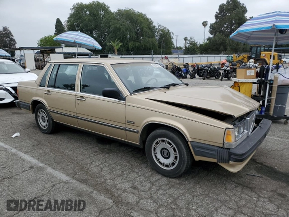 1987 Volvo 740 z VIN YV1FX8843H2178121, wystawiony jako Copart lot #55678015 z przebiegiem 105 881 mil mil oraz Czysty tytuł • Clean title. Historia ofert i sprzedaży dostępna na DreamBid. Obrazek 4.