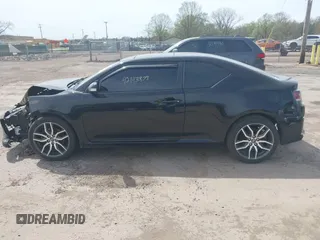 2015 Scion tC z VIN JTKJF5C75FJ012021, wystawiony jako IAAI lot #42143878 z przebiegiem 127 235 mil mil oraz . Historia ofert i sprzedaży dostępna na DreamBid. Obrazek 13.