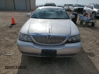2009 Lincoln Town Car Signature Limited z VIN 2LNHM82V99X635551, wystawiony jako Copart lot #54103565 z przebiegiem 138 836 mil mil oraz Czysty tytuł • Clean title. Historia ofert i sprzedaży dostępna na DreamBid. Obrazek 5.