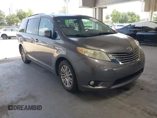 2011 Toyota Sienna XLE AAS z VIN 5TDYK3DC1BS085563, wystawiony jako IAAI lot #42826400 z przebiegiem 240 529 mil mil oraz . Historia ofert i sprzedaży dostępna na DreamBid. Obrazek 1.