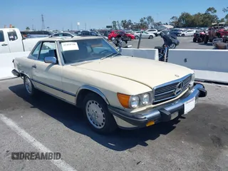 1987 Mercedes-Benz 560 SL z VIN WDBBA48D2HA061438, wystawiony jako IAAI lot #42419798 z przebiegiem 123 332 mil mil oraz . Historia ofert i sprzedaży dostępna na DreamBid. Obrazek 1.