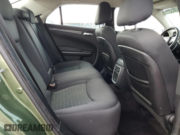 2018 Chrysler 300 Touring L z VIN 2C3CCAAG4JH340405, wystawiony jako Copart lot #55503225 z przebiegiem Nie podano mil oraz Szkody całkowita. Historia ofert i sprzedaży dostępna na DreamBid. Obrazek 10.