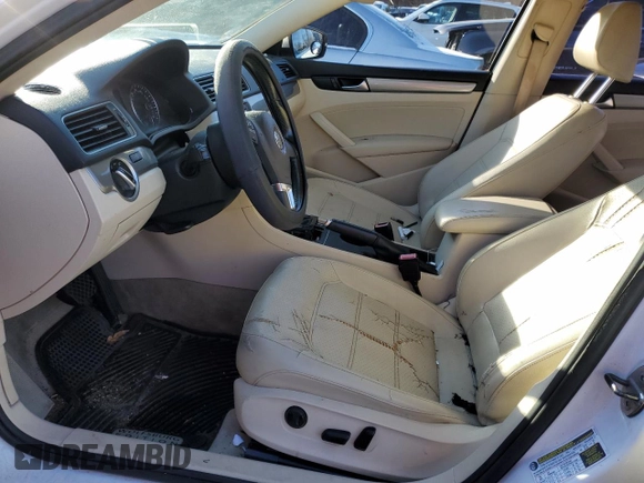 2014 Volkswagen Passat Wolfsburg Edition z VIN 1VWAT7A31EC022556, wystawiony jako Copart lot #85872424 z przebiegiem 138 363 mil mil oraz Czysty tytuł • Clean title. Historia ofert i sprzedaży dostępna na DreamBid. Obrazek 7.