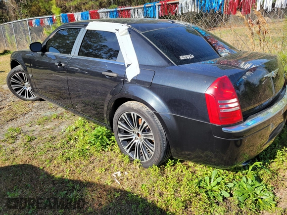 2007 Chrysler 300 C z VIN 2C3LA63HX7H722441, wystawiony jako IAAI lot #41849863 z przebiegiem 157 147 mil mil oraz . Historia ofert i sprzedaży dostępna na DreamBid. Obrazek 3.