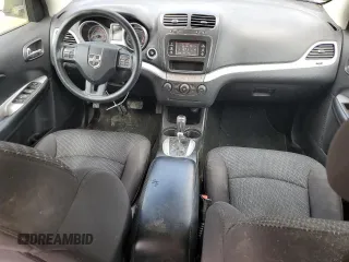 2013 Dodge Journey SE z VIN 3C4PDCAB0DT728950, wystawiony jako Copart lot #57525305 z przebiegiem 181 414 mil mil oraz Czysty tytuł • Clean title. Historia ofert i sprzedaży dostępna na DreamBid. Obrazek 8.