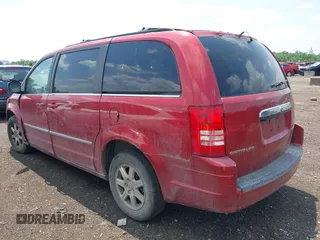 2010 Chrysler Town & Country Touring z VIN 2A4RR5D17AR109036, wystawiony jako IAAI lot #42418233 z przebiegiem 268 578 mil mil oraz . Historia ofert i sprzedaży dostępna na DreamBid. Obrazek 3.