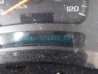 2005 Chevrolet Tahoe Z71 z VIN 1GNEC13T85R213569, wystawiony jako IAAI lot #42229453 z przebiegiem 371 339 mil mil oraz . Historia ofert i sprzedaży dostępna na DreamBid. Obrazek 7.
