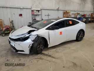 2023 Toyota Prius LE z VIN JTDACAAU5P3011118, wystawiony jako Copart lot #55892375 z przebiegiem 18 851 mil mil oraz Szkoda całkowita • Salvage title. Historia ofert i sprzedaży dostępna na DreamBid. Obrazek 1.