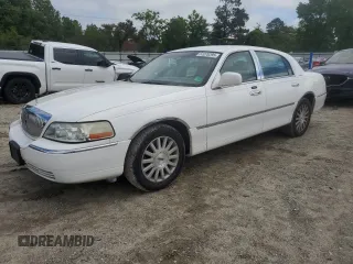 2004 Lincoln Town Car Signature z VIN 1LNHM81W24Y607951, wystawiony jako Copart lot #57070295 z przebiegiem 130 794 mil mil oraz Szkoda całkowita • Salvage title. Historia ofert i sprzedaży dostępna na DreamBid. Obrazek 1.