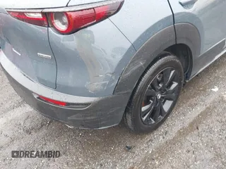 2024 Mazda CX-30 S Carbon Edition z VIN 3MVDMBCM7RM606050, wystawiony jako IAAI lot #41807459 z przebiegiem 7908 mil mil oraz . Historia ofert i sprzedaży dostępna na DreamBid. Obrazek 17.