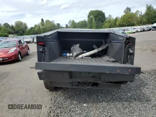 2024 Tesla Cybertruck z VIN 7G2CEHEDXRA013484, wystawiony jako Copart lot #68049444 z przebiegiem 2869 mil mil oraz Szkody całkowita. Historia ofert i sprzedaży dostępna na DreamBid. Obrazek 6.