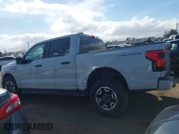 2023 Ford F-150 Lightning Pro z VIN 1FTVW1EL6PWG01336, wystawiony jako IAAI lot #41692903 z przebiegiem 39 085 mil mil oraz . Historia ofert i sprzedaży dostępna na DreamBid. Obrazek 14.