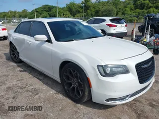 2015 Chrysler 300 S z VIN 2C3CCABG2FH802837, wystawiony jako IAAI lot #42429606 z przebiegiem 123 402 mil mil oraz . Historia ofert i sprzedaży dostępna na DreamBid. Obrazek 1.