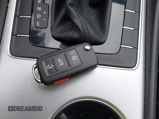 2019 Volkswagen Passat Wolfsburg Edition z VIN 1VWLA7A30KC010294, wystawiony jako IAAI lot #42159974 z przebiegiem 86 303 mil mil oraz . Historia ofert i sprzedaży dostępna na DreamBid. Obrazek 11.