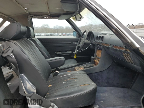 1985 Mercedes-Benz 380 z VIN WDBBA45C3FA030353, wystawiony jako Copart lot #48373455 z przebiegiem 97 471 mil mil oraz Nie do naprawy • Non repairable. Historia ofert i sprzedaży dostępna na DreamBid. Obrazek 10.