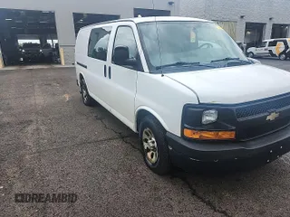 2013 Chevrolet Express Cargo z VIN 1GCSGAFXXD1151619, wystawiony jako IAAI lot #42454534 z przebiegiem 211 168 mil mil oraz . Historia ofert i sprzedaży dostępna na DreamBid. Obrazek 1.
