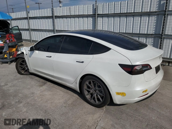 2021 Tesla Model 3 Standard Range Plus z VIN 5YJ3E1EA8MF098935, wystawiony jako Copart lot #53267905 z przebiegiem 116 673 mil mil oraz Szkody całkowita. Historia ofert i sprzedaży dostępna na DreamBid. Obrazek 2.