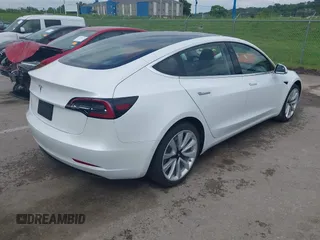2020 Tesla Model 3 Standard Range Plus z VIN 5YJ3E1EA9LF598682, wystawiony jako IAAI lot #42247434 z przebiegiem 28 835 mil mil oraz . Historia ofert i sprzedaży dostępna na DreamBid. Obrazek 4.