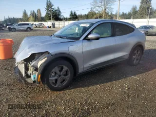 2022 Ford Mustang Mach-E Select z VIN 3FMTK1RM8NMA39647, wystawiony jako Copart lot #52046755 z przebiegiem 19 021 mil mil oraz Szkody całkowita. Historia ofert i sprzedaży dostępna na DreamBid. Obrazek 1.
