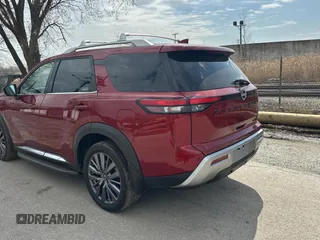 2023 Nissan Pathfinder Platinum z VIN 5N1DR3DH1PC265961, wystawiony jako Copart lot #50937965 z przebiegiem 20 268 mil mil oraz Czysty tytuł • Clean title. Historia ofert i sprzedaży dostępna na DreamBid. Obrazek 3.