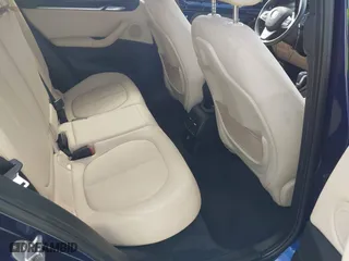2018 BMW X1 sDrive28i with VIN WBXHU7C34J5H44572, listed as a IAAI auction lot 41607151 with 43,056 mi miles. Bid and sale history available at carsss.com. Image 8.