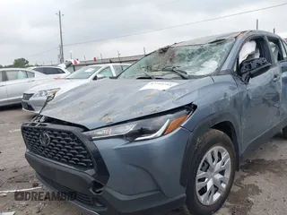 2025 Toyota Corolla Cross L с VIN 7MUAAAAG0SV123032, выставлен на аукционе IAAI как лот 42292755 с пробегом Не указан миль и . История ставок и продаж доступна на DreamBid. Изображение 6.