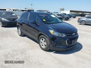 2021 Chevrolet Trax LS z VIN KL7CJKSB2MB332517, wystawiony jako IAAI lot #41881683 z przebiegiem 120 592 mil mil oraz . Historia ofert i sprzedaży dostępna na DreamBid. Obrazek 1.