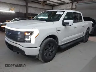 2023 Ford F-150 Lightning Pro z VIN 1FT6W1EV5PWG51022, wystawiony jako IAAI lot #41364481 z przebiegiem 10 989 mil mil oraz . Historia ofert i sprzedaży dostępna na DreamBid. Obrazek 14.