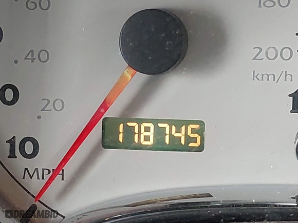 2004 Saturn VUE V6 with VIN 5GZCZ63424S842142, listed as a IAAI auction lot 41562303 with 178,745 mi miles. Bid and sale history available at carsss.com. Image 16.