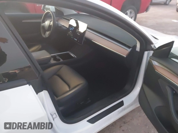 2021 Tesla Model 3 Standard Range Plus z VIN 5YJ3E1EA3MF043860, wystawiony jako IAAI lot #41214748 z przebiegiem 32 753 mil mil oraz . Historia ofert i sprzedaży dostępna na DreamBid. Obrazek 5.