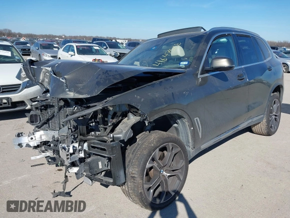 2021 BMW X5 xDrive40i z VIN 5UXCR6C09M9G00150, wystawiony jako IAAI lot #41647528 z przebiegiem Nie podano mil oraz . Historia ofert i sprzedaży dostępna na DreamBid. Obrazek 6.