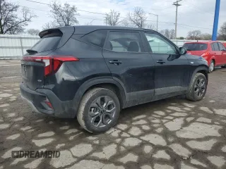 2024 Kia Seltos LX z VIN KNDEPCAA7R7620505, wystawiony jako Copart lot #46940735 z przebiegiem 8717 mil mil oraz Szkody całkowita. Historia ofert i sprzedaży dostępna na DreamBid. Obrazek 3.