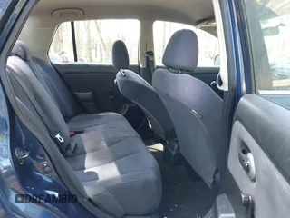 2008 Nissan Versa S z VIN 3N1BC11E08L459840, wystawiony jako IAAI lot #42070824 z przebiegiem 38 686 mil mil oraz . Historia ofert i sprzedaży dostępna na DreamBid. Obrazek 8.