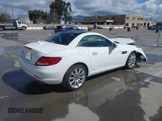 2019 Mercedes-Benz SLC 300 z VIN WDDPK3JA1KF163070, wystawiony jako IAAI lot #41785084 z przebiegiem 58 585 mil mil oraz . Historia ofert i sprzedaży dostępna na DreamBid. Obrazek 4.