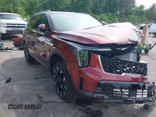 2024 Kia Sorento EX z VIN 5XYRH4JF4RG283925, wystawiony jako IAAI lot #42066911 z przebiegiem 8 350 mil mil oraz . Historia ofert i sprzedaży dostępna na DreamBid. Obrazek 1.