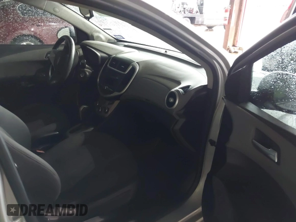 2019 Chevrolet Sonic LT z VIN 1G1JD5SB2K4144335, wystawiony jako IAAI lot #42479272 z przebiegiem 111 453 mil mil oraz . Historia ofert i sprzedaży dostępna na DreamBid. Obrazek 5.