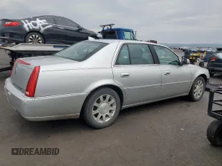 2010 Cadillac DTS 1SA z VIN 1G6KA5EY0AU125918, wystawiony jako Copart lot #45471305 z przebiegiem 56 685 mil mil oraz Szkoda całkowita • Salvage title. Historia ofert i sprzedaży dostępna na DreamBid. Obrazek 3.